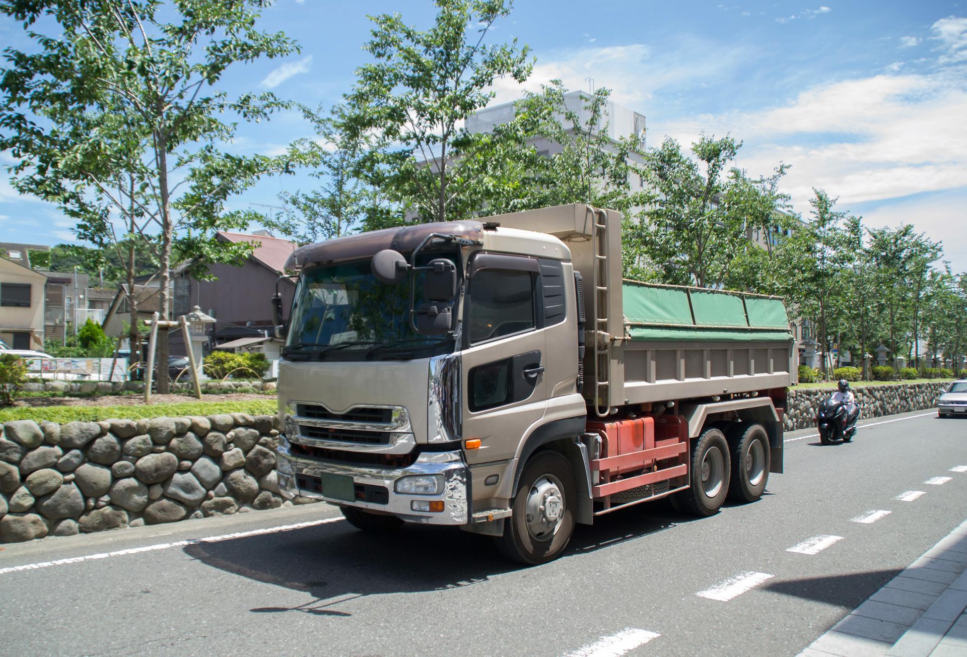 トラック運転手／ダンプ運転手（建設現場で資材運搬）｜日給1.4万〜｜家族手当あり（子1人1万円）｜藤沢市
