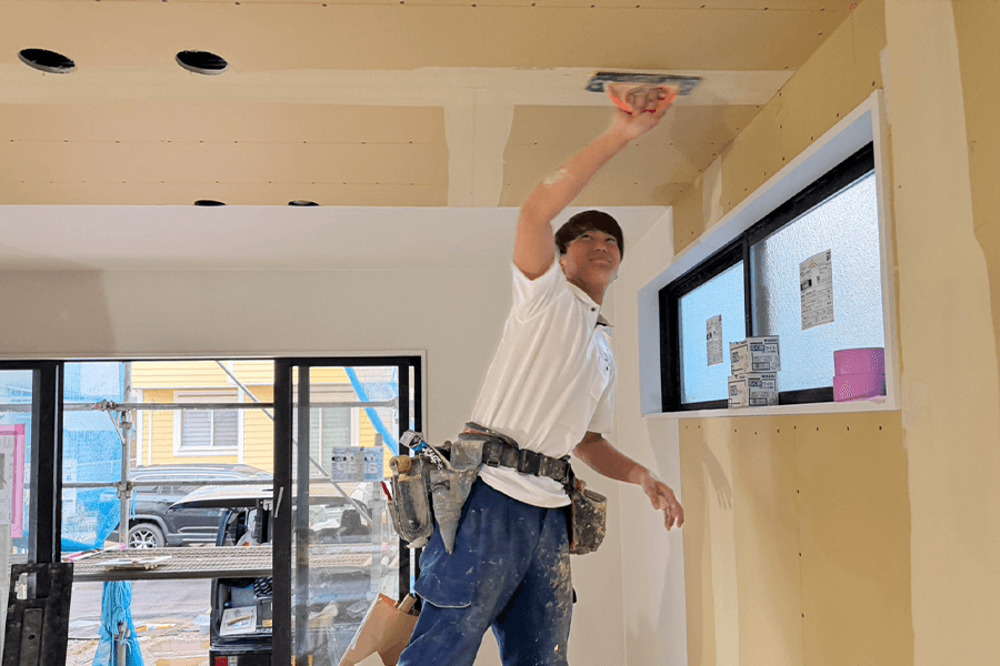 【入社後すぐ施工＆月収70万も可】鳥栖市でクロス工事スタッフ募集！