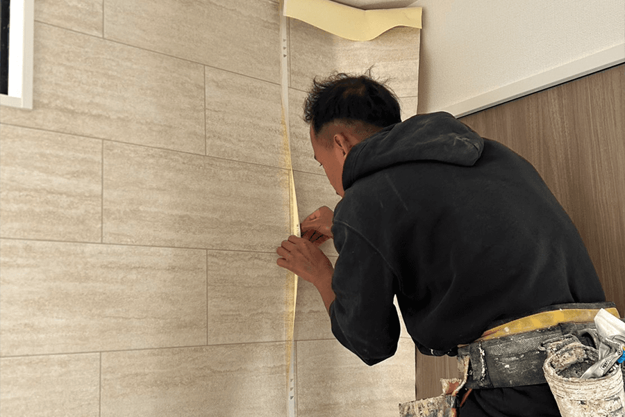 【月収70万まで伸ばせる＆雑用中心の下積みなし】尾道市でクロス工事スタッフ募集！